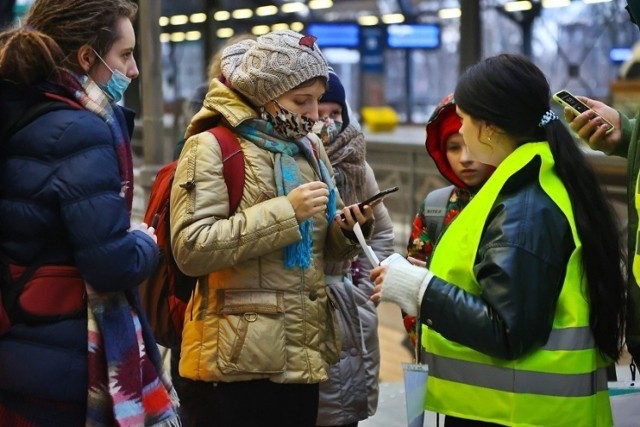 Uchodźcy otoczeni opieką po sobotnim przyjeździe pociągu z Lwowa na dworzec we Wrocławiu