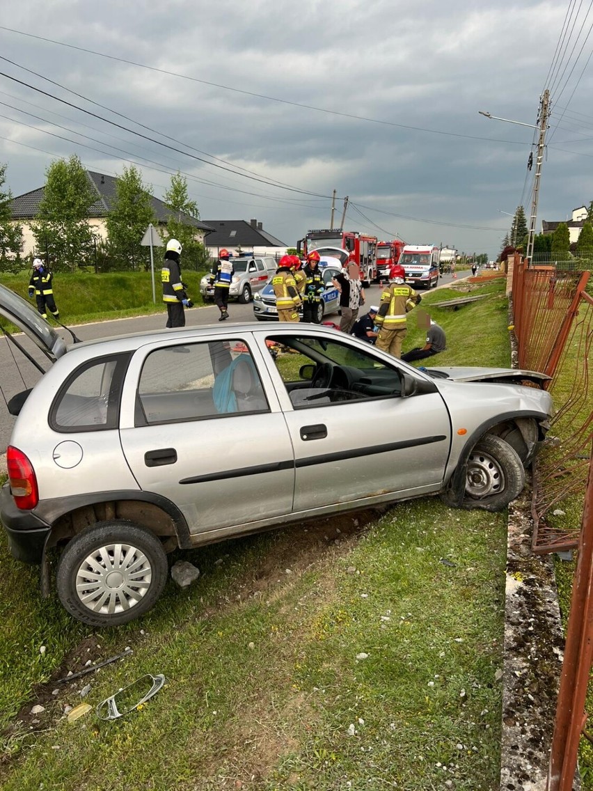 Gmina Radomsko: Wypadek w Amelinie, kierujący oplem wjechał w ogrodzenie. Był pijany i nie miał prawa jazdy