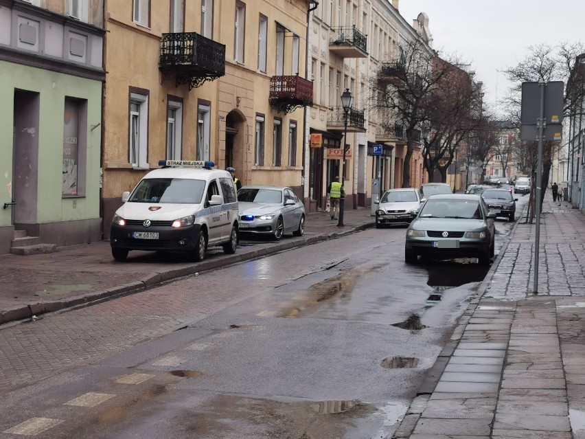 Opel uderzył w latarnie na 3 Maja we Włocławku
