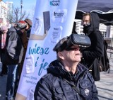 Happening "Życie kury jej oczami" z goglami Virtual Reality w Sopocie [ZDJĘCIA]
