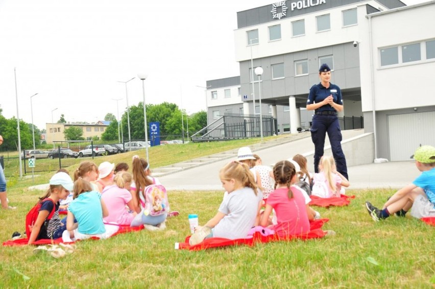 Dzieci z Dębowca odwiedziły jasielską komendę policji [ZDJĘCIA]