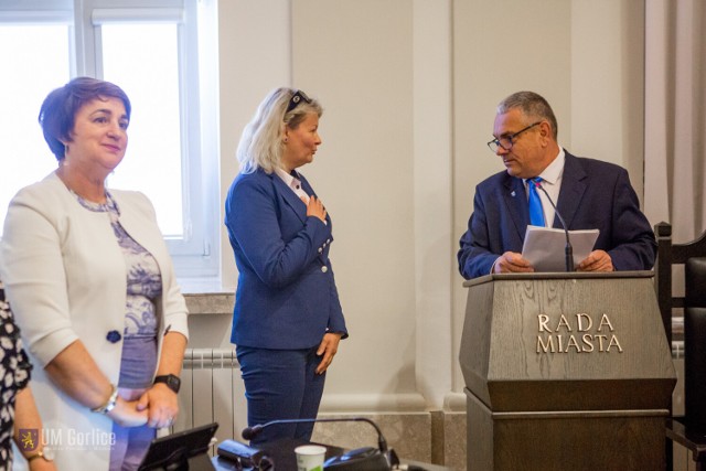 Początek sesji to również złożenie ślubowania przez nowego członka Rady Miejskiej, złożyła je Beata Kalisz, która zastąpiła Jakuba Szczerbania.