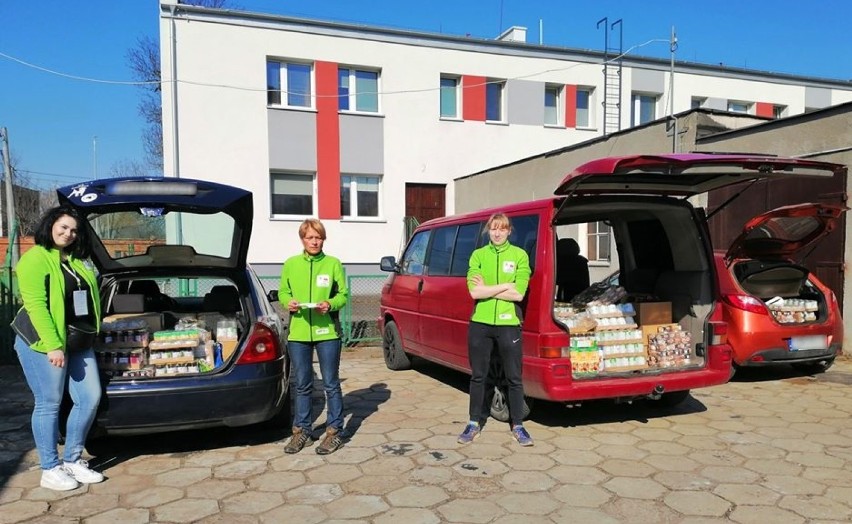 Malbork. Paczki żywnościowe z PCK trafiają do potrzebujących dzięki wolontariuszom 