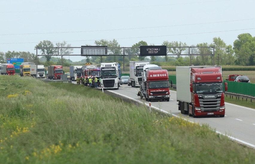 Wypadek na A4 pod Chojnowem. Zderzyły się trzy pojazdy [ZDJĘCIA]