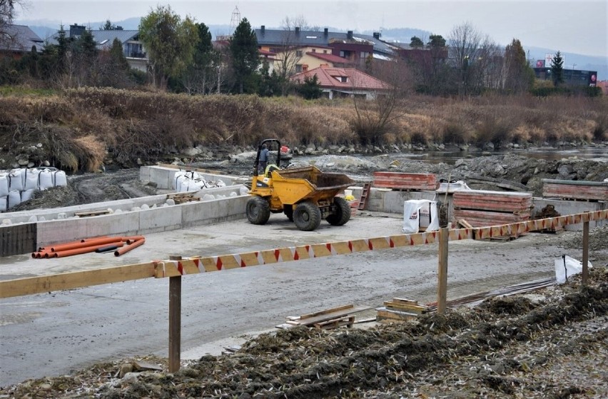 Nowy Sącz. Coraz bliżej końca rewitalizacji Kamienicy. Na rzece będą trzy nowe progi. Zdjęcia z placu budowy