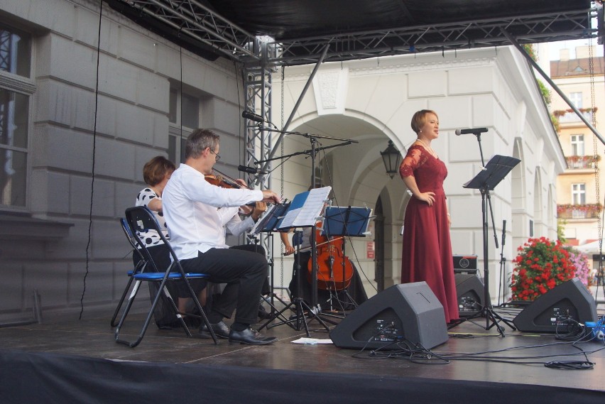 Muzyczny rynek w Kaliszu. Wystąpili zespół muzyczny „Folusz” i Katarzyna Wieczorek. ZDJĘCIA