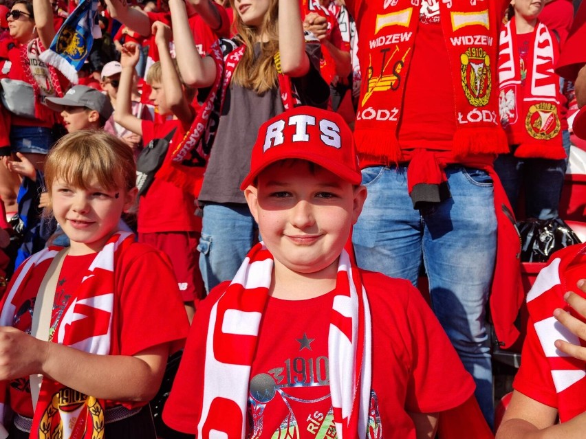 Młodzi kibice z Opatówka pojechali na mecz Widzewa. To dla fanów piłki nożnej najlepszy prezent na Dzień Dziecka. ZDJĘCIA