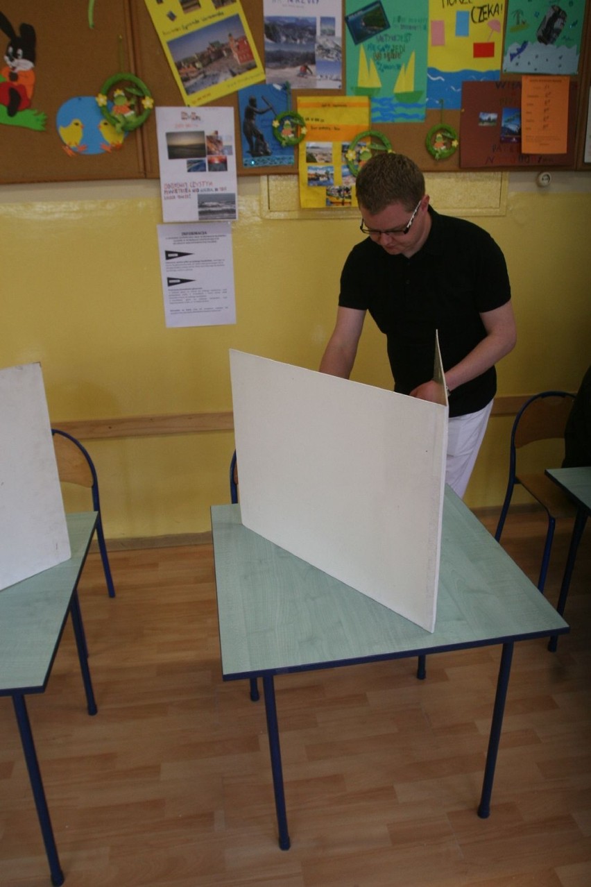 Paweł Polok przy urnie wyborczej [FOTO]