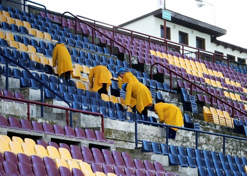 Demontują krzesełka na stadionie Pogoni. Jak idą prace? 