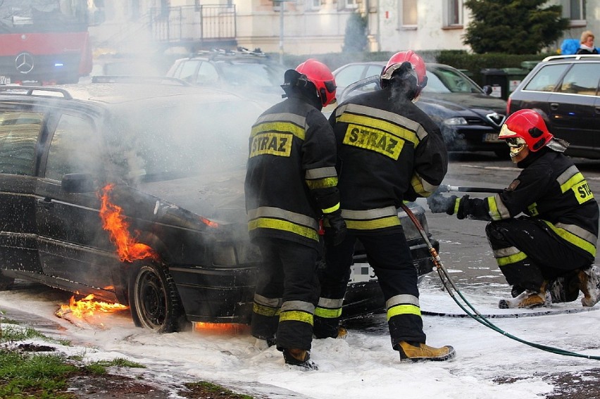 Pożar auta na ulicy Kościuszki w Legnicy (ZDJĘCIA)