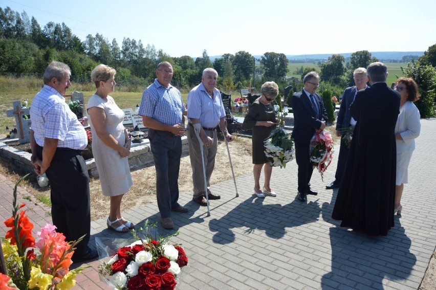 W czasach, gdy plują na sutannę, w Nowej Wsi odważyli się dać rondu imię kanonika Dąbrowy ZDJĘCIA