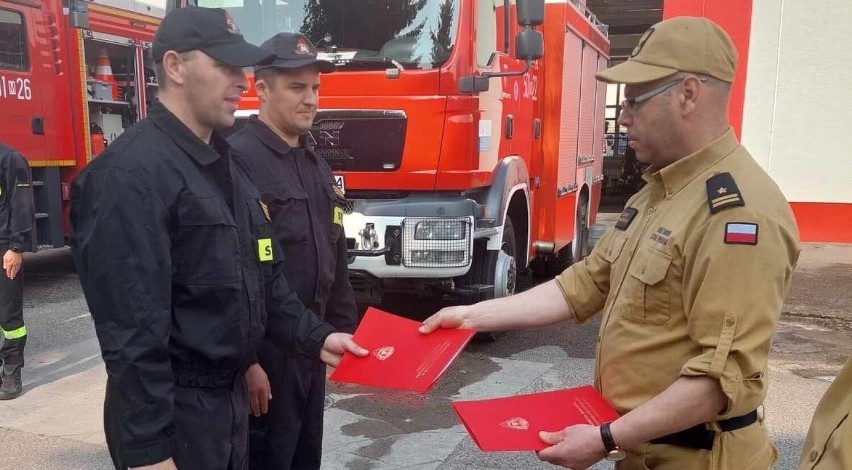Dwaj makowscy strażacy nagrodzeni przez komendanta powiatowego