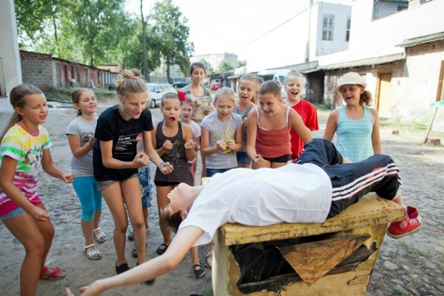 W ubiegłym roku uczestnicy projektu Lato w Teatrze przygotowali spektakl o tolerancji, który pokazali na jednym z podwórek. Zainteresowanie przerosło oczekiwania organizatorów