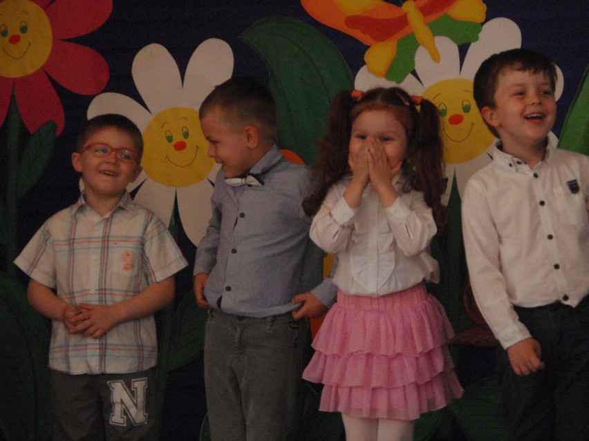 Dzieci z Przedszkola nr 11 w Świętochłowicach świętowały Dzień Mamy i Taty bardzo uroczyście