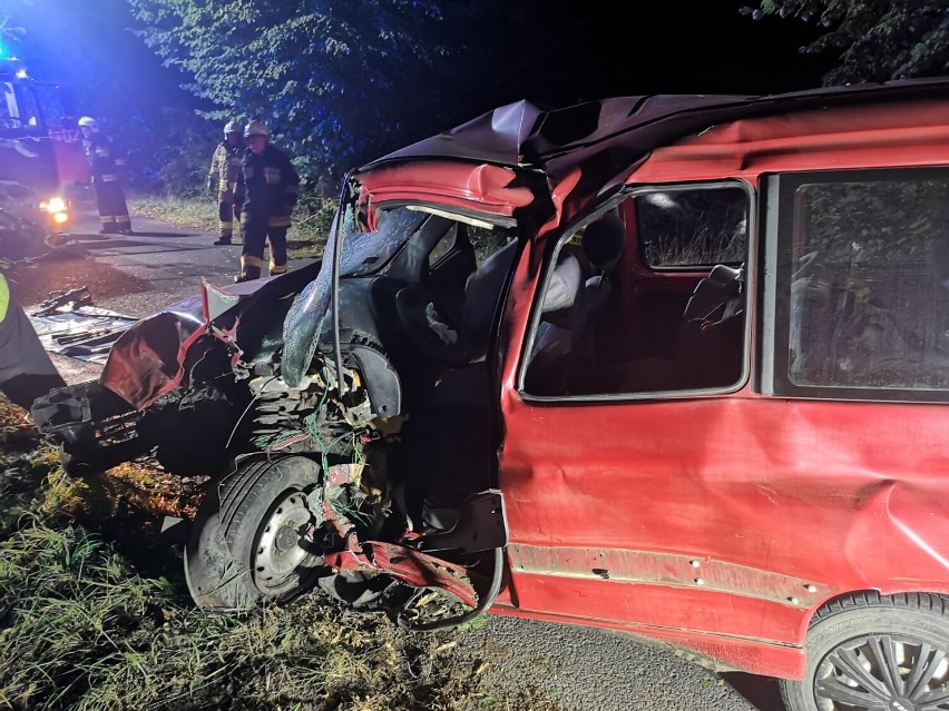 Gmina Kuślin. W nocy Peugeot Partner roztrzaskał się na drzewie [FOTO]