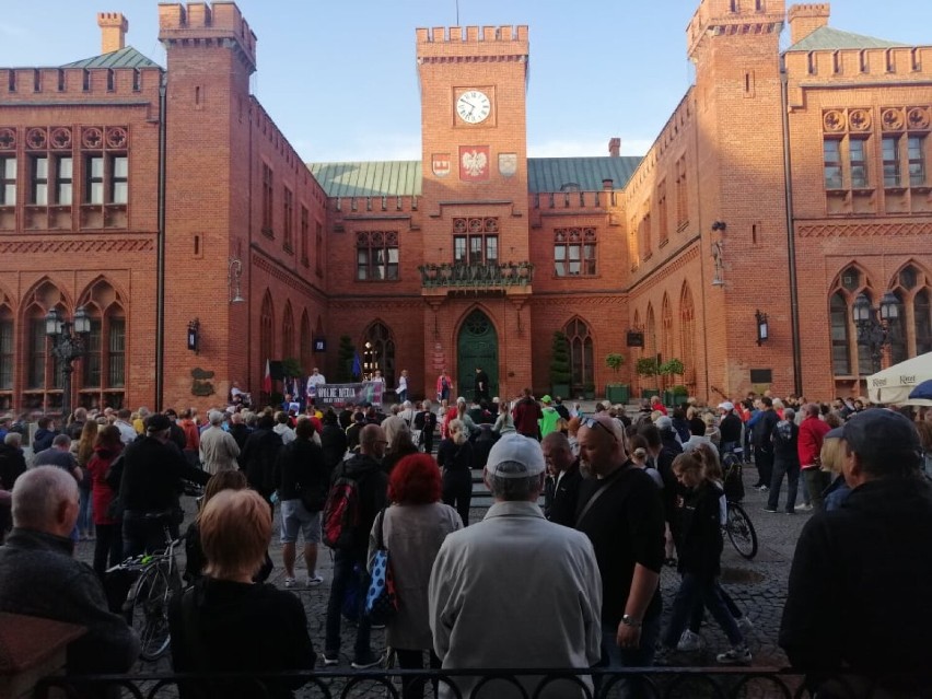 Protest w obronie wolnych mediów odbył się także przed kołobrzeskim ratuszem