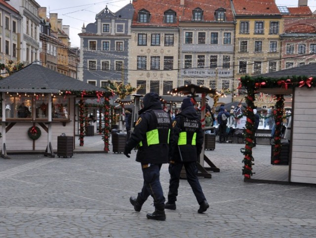 Straż Miejska patroluje Starówkę. Deszcz mandatów w miniony weekend