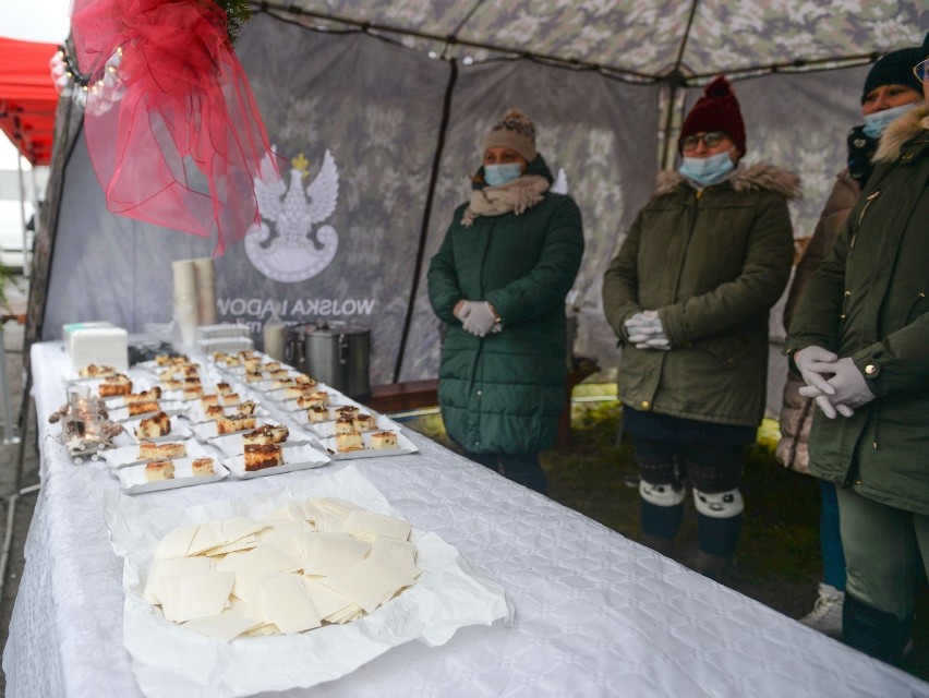 Pierwsza plenerowa Wigilia w Żurawicy w powiecie przemyskim. Był barszcz, pierogi, bigos [ZDJĘCIA]