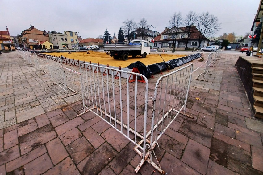 Na Placu Kazimierza Wielkiego w Brzesku powstaje sezonowe...