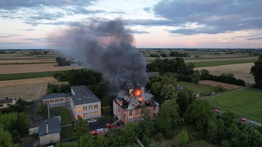 11 rodzin straciło dach nad głową. Pożar budynku wielorodzinnego w Górce. Gmina apeluje o pomoc poszkodowanym 