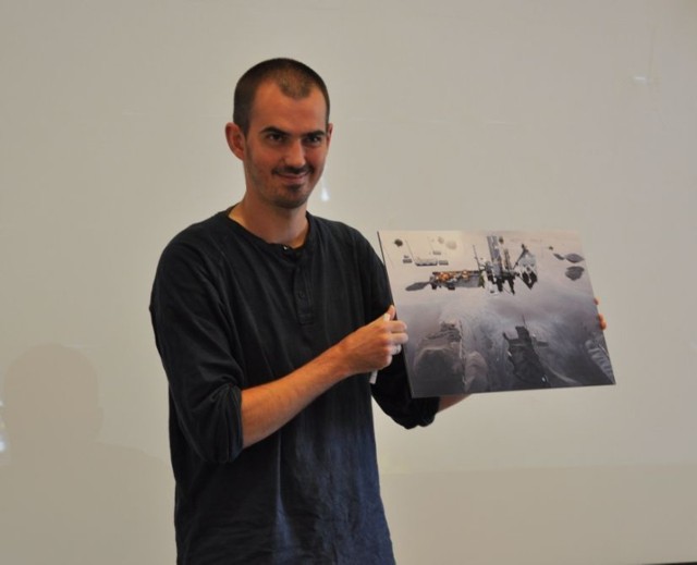 Kacper Kowalewski, autor cyklu fotografii prezentuje jedno ze swoich zdjęć.