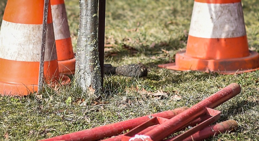 Leszno. Pocisk moździerzowy wydobyty w czasie prac ziemnych obok Szkoły Podstawowej numer 5 w Lesznie [ZDJĘCIA i FILM]