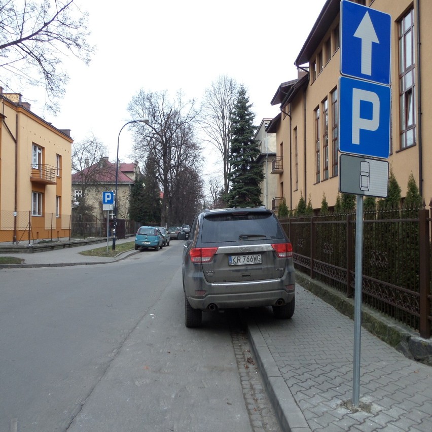 Ul. Bema. Auta po prawej stoją zgodnie ze znakiem, ale...