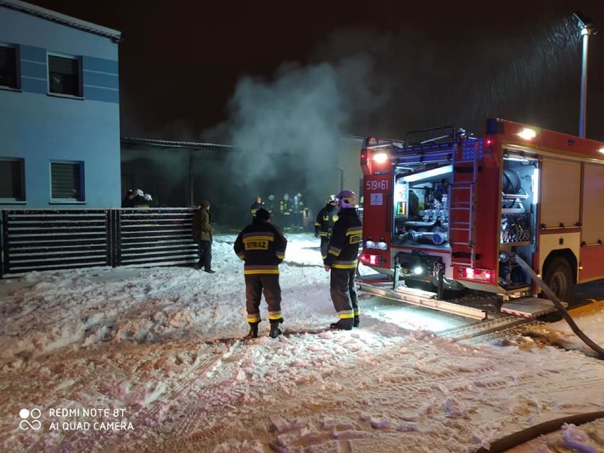 Nocna akcja straży pożarnej. Spłonął zakład w Twardogórze (ZDJĘCIA) 