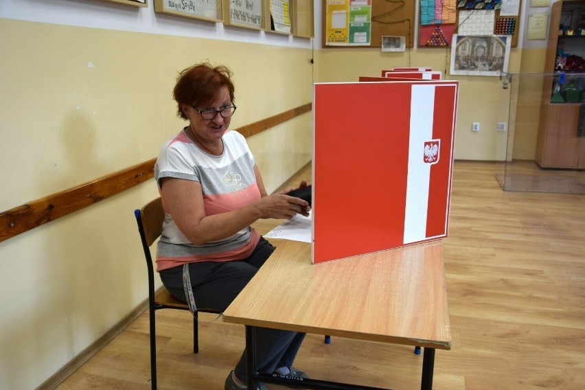 Elżbieta Krzyślak zagłosowała jako pierwsza w lokalu...