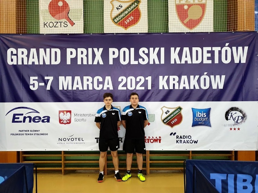 Kacper i Piotr z Miastka rywalizowali przy stołach tenisowych w Krakowie