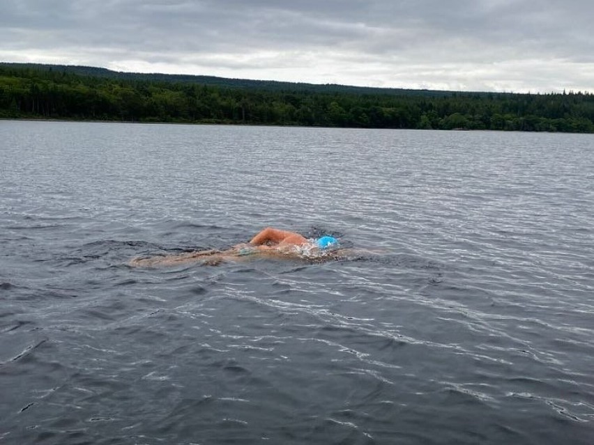 Mieszkaniec Rumi, Piotr Biankowski zrobił to! Pierwszy Polak, który przepłynął jezioro Loch Ness! Zobaczcie wideo z ostatnich metrów | FOTO
