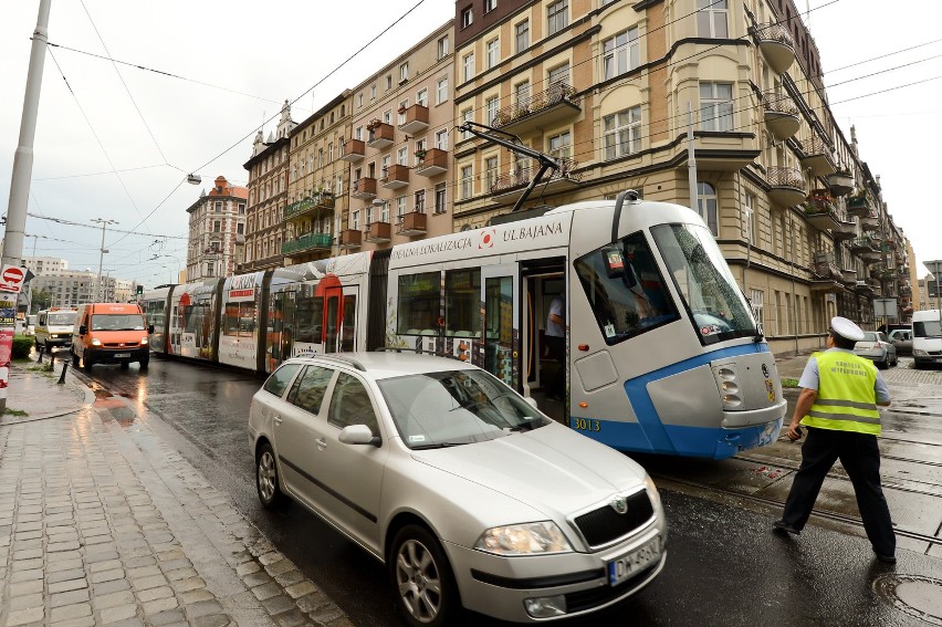 Wrocław: Wypadek tramwaju na Jedności Narodowej (ZDJĘCIA)