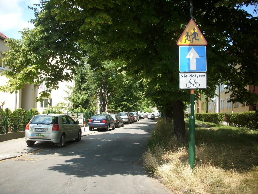 Ulica Ligonia- auta parkują po lewej stronie. Jadąc rowerem...