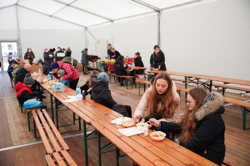 Kraków. Namioty i ciepła zupa na placu przy Dworcu Głównym. Da się! [ZDJĘCIA]