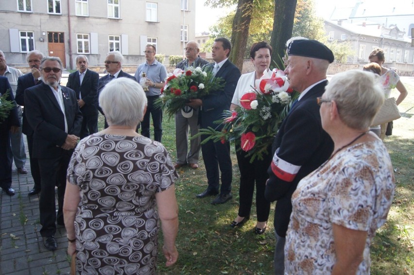 Radomsko: Kwiaty w rocznicę wybuchu II wojny światowej [ZDJĘCIA]