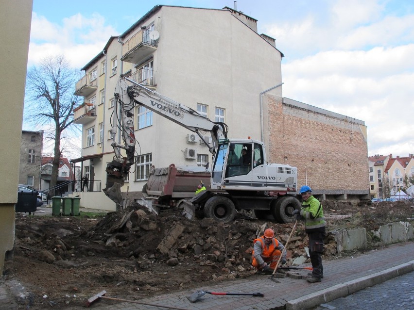 Strzelce Kraj.: Gruzowisko wreszcie znika z centrum miasta (ZDJĘCIA)