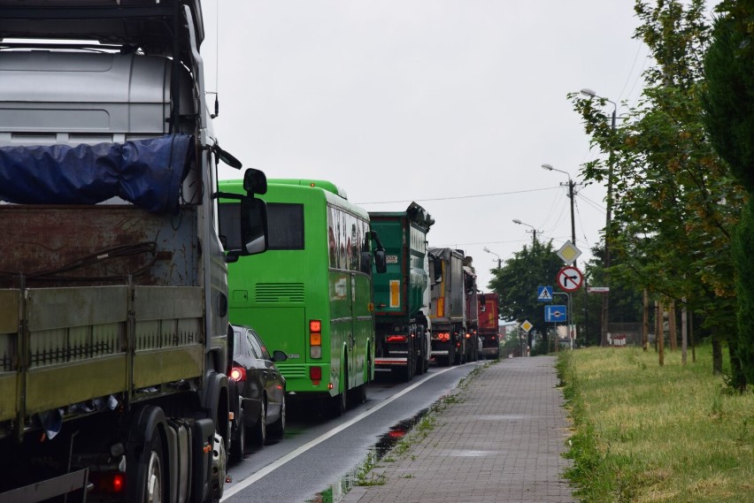 Gigantyczny korek na ulicy Częstochowskiej w Wieluniu. Do kiedy potrwają prace na zamkniętym rondzie?