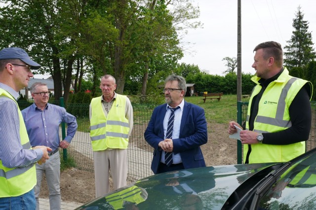 Wicestarosta lęborski Edmund Głombiewski, przy udziale przedstawiciela wykonawcy, dokonał technicznego odbioru ostatniego 1,8 km odcinka z blisko 6-km przebudowywanej drogi z Pogorzelic do Unieszyna.