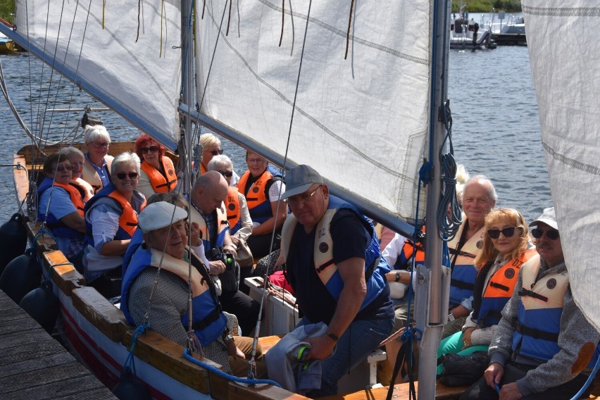Seniorzy wybrali się w rejs po jeziorze Grzymisławskim