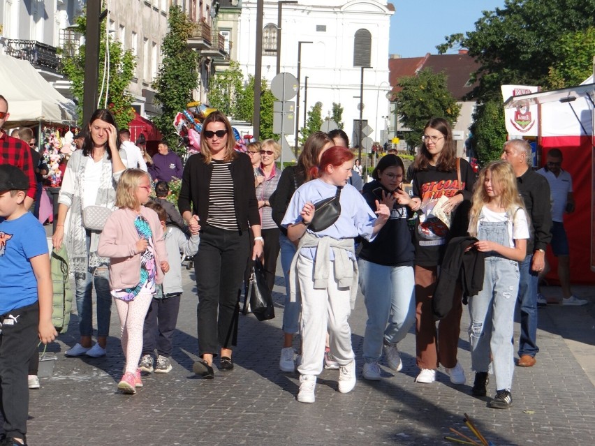 Tłum na sobotnim Przystanku Food Truck Radomsko 4.09.2021 ZDJĘCIA