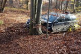 Wypadek na drodze z Jaroszowca do Bogucina pod Olkuszem. Kierowca stracił panowanie nad kierownicą i uderzył w drzewo