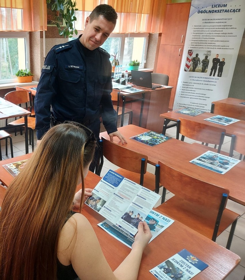 Policjanci ze Zduńskiej Woli na Dniach Otwartych w ZSCKU w Wojsławicach. ZDJĘCIA