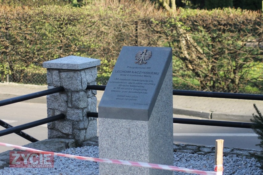 Pomnik Smoleński stanął przed Bazyliką Mniejszą w Krotoszynie [ZDJĘCIA]            