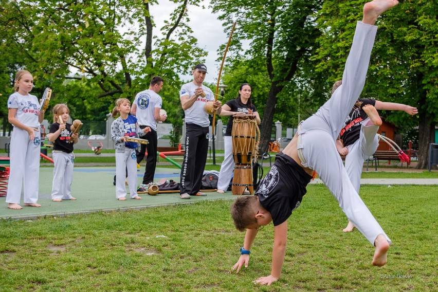 Pokazowy trening Capoeira w Parku Strzeleckim