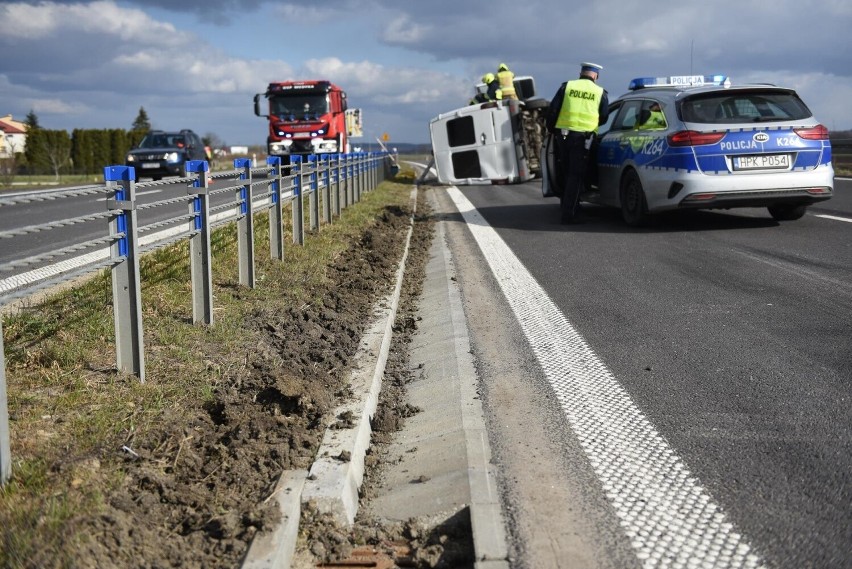 Wypadek na DK 28 w Hurku pod Przemyślem. Przewrócił się bus, jedna osoba ranna [ZDJĘCIA]