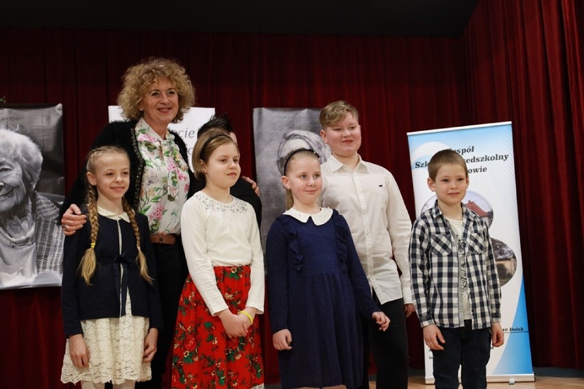 Ponad 90 uczniów wzięło udział w Powiatowym Konkursie Recytatorskim w Dolsku. Na warsztat wzięli poezję W. Szymborskiej i A. Fredro