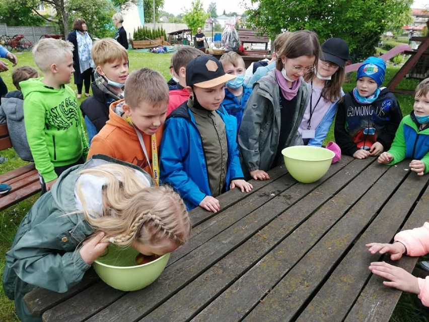 Dzień Dziecka w Muzeum Kaszubskim w Kartuzach. Gra w gumę, skakanka, przeciąganie liny - atrakcji nie brakowało