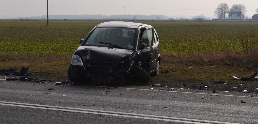 Wypadek na DK 22 koło Kończewic. Audi wjechało w opla, 3 osoby ranne  [FILM i ZDJĘCIA]