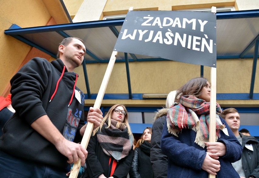 Studenci WSPA chcą, by odwołane ze stanowisk rektor i...