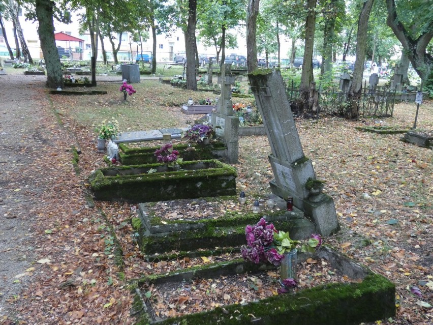 Zabytkowy cmentarz na Górnym. Wiele nagrobków jest w fatalnym stanie [GALERIA]
